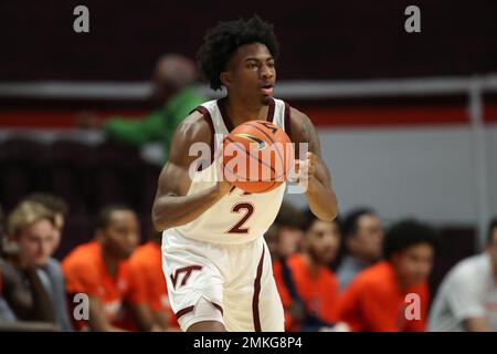 28 janvier 2023: Virginia Tech Hokies garde Michael Collins Jr. (2) passe la balle sur le périmètre pendant le jeu de basket-ball NCAA entre l'Orange Syracuse et les Hokies Virginia Tech au Cassell Coliseum à Blacksburg, Virginie. Greg Atkins/CSM Banque D'Images