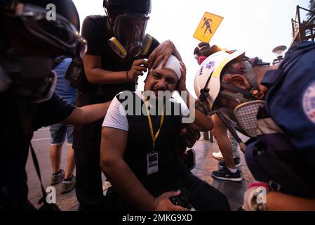 Lima Pérou. 28th janvier 2023. Un homme est traité pour une blessure à la tête comme des milliers de citoyens péruviens et d'étudiants ont manifesté dans les rues de Lima contre le Président Dina Boluarte et la police. Aujourd'hui, ils ont des confrontations dans le parc universitaire pour moore de plus de 4 heures. (Credit image: © Hector Adolfo Quintanar Perez/ZUMA Press Wire) USAGE ÉDITORIAL SEULEMENT! Non destiné À un usage commercial ! Crédit : ZUMA Press, Inc./Alay Live News Banque D'Images