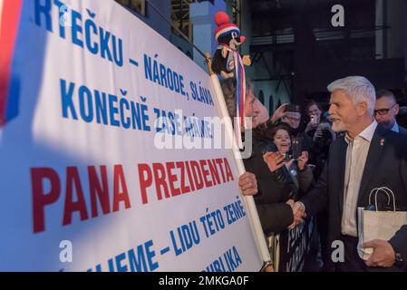 Prague, République tchèque. 28th janvier 2023. Vainqueur des élections présidentielles tchèques Petr Pavel (R) salue son soutien à son siège de campagne à Prague. Petr Pavel remporte les élections présidentielles, dépassant l'ancien Premier ministre tchèque, le président du mouvement politique ANO et le milliardaire Andrej Babis. Crédit : SOPA Images Limited/Alamy Live News Banque D'Images