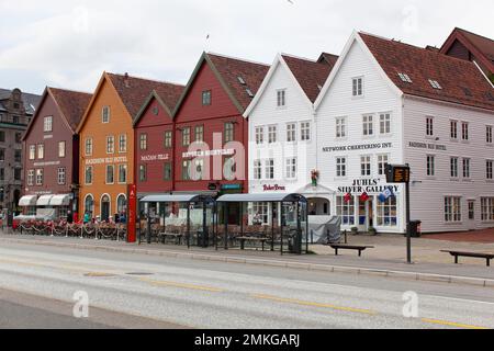 BERGEN, NORVÈGE -23 JUILLET 2016: Belle architecture et maisons colorées dans la ville de Bergen, Norvège Banque D'Images