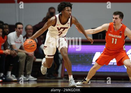 28 janvier 2023: Virginia Tech Hokies garde Michael Collins Jr. (2) dribbles sur le périmètre pendant le jeu de basket-ball NCAA entre l'Orange Syracuse et les Hokies Virginia Tech au Cassell Coliseum à Blacksburg, Virginie. Greg Atkins/CSM Banque D'Images