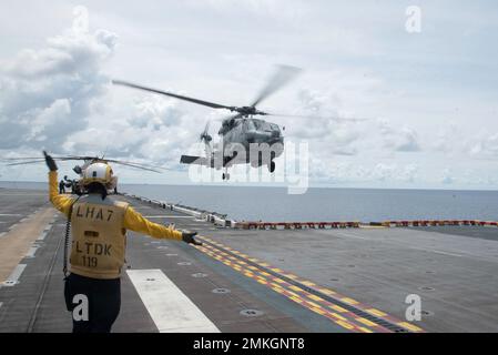 220910-N-XN177-1298 MER DE CHINE DU SUD (SEPT 10, 2022) – un hélicoptère MH-60R Sea Hawk affecté à l'Escadron maritime de frappe par hélicoptère (USM) 51 prend son envol du porte-avions amphibie USS Tripoli (LHA 7) le 10 septembre 2022. Tripoli opère dans la zone d'opérations de la flotte américaine 7th afin d'améliorer l'interopérabilité avec ses alliés et ses partenaires et de servir de force de réaction prête à l'emploi pour défendre la paix et maintenir la stabilité dans la région Indo-Pacifique. Banque D'Images