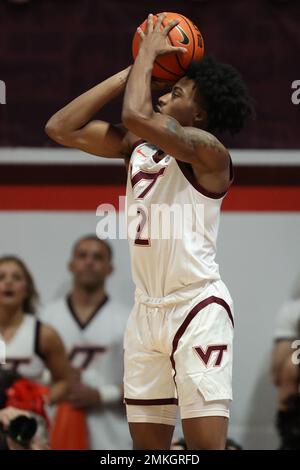 28 janvier 2023: Virginia Tech Hokies garde Michael Collins Jr. (2) tire un cavalier à trois points au coin pendant le match de basket-ball NCAA entre l'Orange Syracuse et les Hokies Virginia Tech au Cassell Coliseum à Blacksburg, en Virginie. Greg Atkins/CSM Banque D'Images