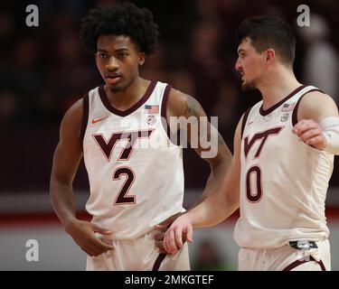 28 janvier 2023: Virginia Tech Hokies garde Michael Collins Jr. (2) et le gardien Hunter Cattoor (0) parlent sur le terrain pendant le match NCAA de basket-ball entre l'Orange Syracuse et les Hokies Virginia Tech au Cassell Coliseum à Blacksburg, en Virginie. Greg Atkins/CSM Banque D'Images