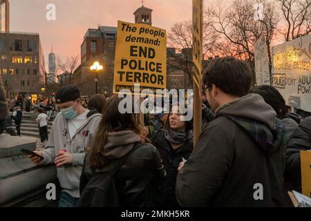 NEW YORK, NEW YORK - JANVIER 28 : un manifestant tient un signe qui dit « mettre fin à la terreur policière » alors que les manifestants se rassemblent au parc de Washington Square pour une deuxième journée dans une rangée de protestations au nom de tire Nichols sur 28 janvier 2023 à New York. Crédit : Ron Adar/Alay Live News Banque D'Images