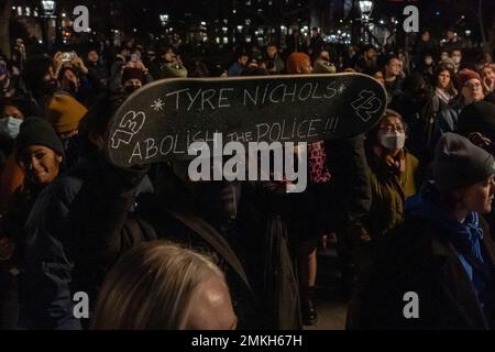 NEW YORK, NEW YORK - JANVIER 28 : un manifestant détient un skateboard qui se lit comme suit : « tire Nichols » et « abolit la police » tandis que les manifestants se rassemblent au parc de Washington Square pour une deuxième journée dans une rangée de protestations au nom de tire Nichols sur 28 janvier 2023 à New York. Crédit : Ron Adar/Alay Live News Banque D'Images