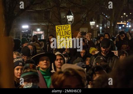 NEW YORK, NEW YORK - 28 JANVIER : un manifestant tient un panneau qui indique « tuer des Noirs » alors que les manifestants se rassemblent au parc de Washington Square pour une deuxième journée dans une rangée de protestations au nom de tire Nichols sur 28 janvier 2023 à New York. Crédit : Ron Adar/Alay Live News Banque D'Images