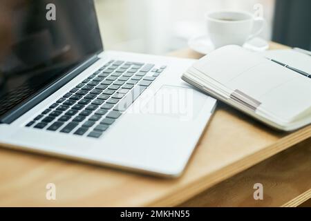Prêt pour la journée de travail. Prise de vue en grand angle de divers appareils numériques. Banque D'Images