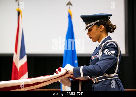 Un Airman de la garde d'honneur du Groupe de base aérienne de 422d, plie un drapeau lors d'une cérémonie de retraite de 9/11 à la RAF Broughton, en Angleterre, le 9 septembre 2022. Des aviateurs et des invités ont participé à la cérémonie pour rendre hommage à ceux qui ont perdu la vie pendant les attaques terroristes du 11 septembre. Banque D'Images