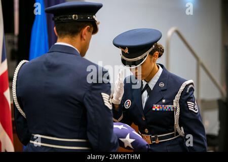 Un Airman du garde d'honneur du Groupe de base aérienne 422d salue un drapeau lors d'une cérémonie de retraite 9/11 à la RAF Broughton, Angleterre, le 9 septembre 2022. Des aviateurs et des invités ont participé à la cérémonie pour rendre hommage à ceux qui ont perdu la vie pendant les attaques terroristes du 11 septembre. Banque D'Images