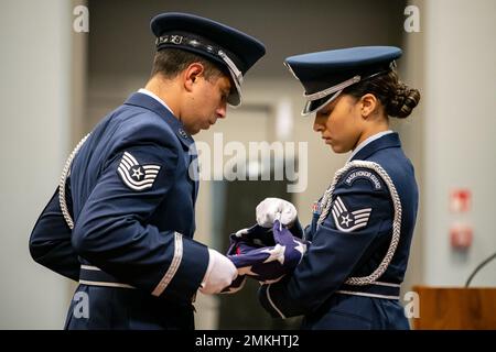 Des aviateurs du garde d'honneur du Groupe de base aérienne 422d, ont plié un drapeau lors d'une cérémonie de retraite de 9/11 à la RAF Broughton, en Angleterre, le 9 septembre 2022. Des aviateurs et des invités ont participé à la cérémonie pour rendre hommage à ceux qui ont perdu la vie pendant les attaques terroristes du 11 septembre. Banque D'Images