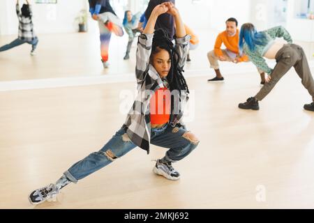 Image d'une danseuse afro-américaine de hip-hop pratiquant au studio de danse. Danse, rythme, mouvement et concept d'entraînement. Banque D'Images