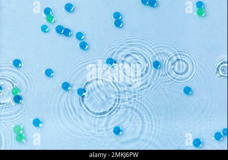 Eau abstraite, arrière-plan cosmétique avec vagues et ondulations et granules sphériques. Concept de cosmétiques hydratants thérapeutiques Banque D'Images