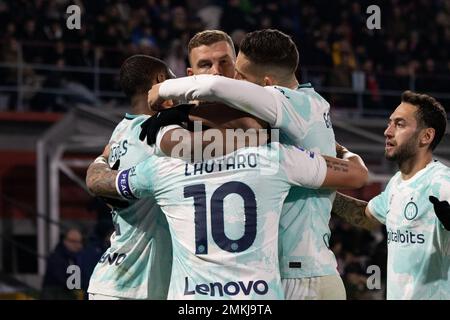 Cremona, Italie. 28th janvier 2023. Inter Lautaro Martinez, Denzel Dumfries, Edin Dzeko et Hakan Calhanoglu célébrant le deuxième but pendant les États-Unis Crémonese vs Inter - FC Internazionale, football italien Serie Un match à Cremona, Italie, 28 janvier 2023 Credit: Agence de photo indépendante/Alay Live News Banque D'Images