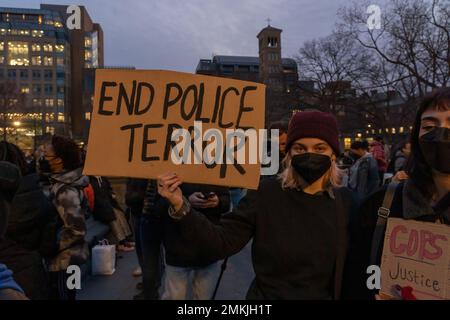 New York, New York, États-Unis. 28th janvier 2023. (NOUVEAU) les New Yorkers se rassemblent dans le parc Washington Square pour le rallye tire Nichols. 28 janvier 2023, New York, New York, États-Unis : un manifestant tient un signe qui indique "mettre fin à la terreur policière" alors que les manifestants se rassemblent au parc de Washington Square pour une deuxième journée dans une rangée de protestations au nom de Tyr Nichols sur 28 janvier 2023 à New York. (Credit image: © M10s/TheNEWS2 via ZUMA Press Wire) USAGE ÉDITORIAL SEULEMENT! Non destiné À un usage commercial ! Crédit : ZUMA Press, Inc./Alay Live News Banque D'Images