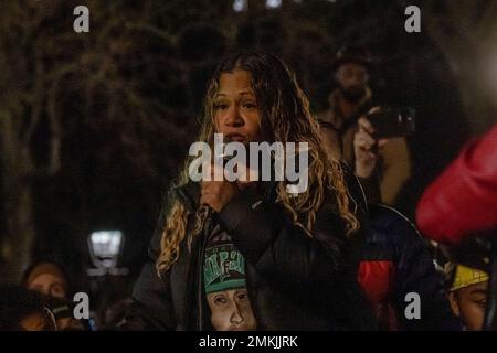 New York, New York, États-Unis. 28th janvier 2023. (NOUVEAU) les New Yorkers se rassemblent dans le parc Washington Square pour le rallye tire Nichols. 28 janvier 2023, New York, New York, Etats-Unis: Un activiste parle alors que des manifestants se rassemblent au parc de Washington Square pour une deuxième journée dans une rangée de protestations au nom de Tyr Nichols sur 28 janvier 2023 à New York. (Credit image: © M10s/TheNEWS2 via ZUMA Press Wire) USAGE ÉDITORIAL SEULEMENT! Non destiné À un usage commercial ! Crédit : ZUMA Press, Inc./Alay Live News Banque D'Images