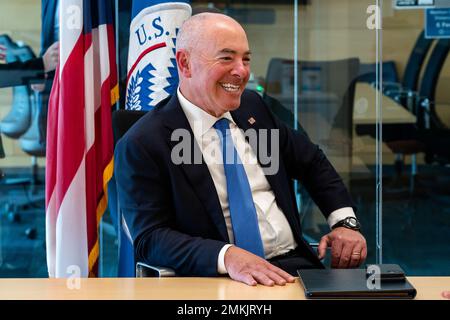 New York, NY, 9 septembre 2022—David Warrington, Administrateur de la région 2 de la FEMA, accueille Alejandro Mayorkas, Secrétaire du Département de la sécurité intérieure, pour une rencontre informelle avec le personnel régional. K.C. Wilsey/FEMA 2022, Alejandro Mayorkas, DHS, David Warrington, Secrétaire de la sécurité intérieure, Banque D'Images