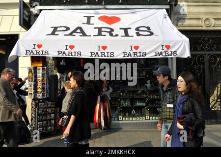 FRANCE. PARIS (75) 8TH ARRONDISSEMENT. AVENUE DES CHAMPS-ÉLYSÉES. TOURISTES CHINOIS Banque D'Images