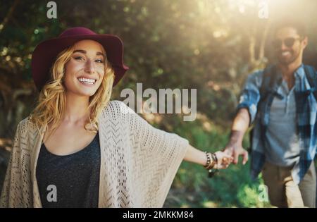 Aller pour une promenade dans les bois. un jeune couple heureux explorant la nature ensemble. Banque D'Images