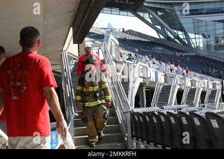 Un pompier descend les escaliers de Soldier Field à Chicago, Illinois, le 10 septembre 2022. Des pompiers, des intervenants d'urgence et des bénévoles de toute la région de Chicagoland participent à l'ascension de l'escalier commémoratif Chicagoland 9/11. Les participants ont gravi l'équivalent de 110 histoires ou 2 200 marches en l'honneur des héros qui leur ont donné la vie dans les tours du World Trade Center le 11 septembre 2001. 9/11, réserve de l'armée, Chicago, intervention d'urgence, montée d'escalier, Banque D'Images