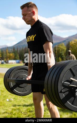 Alaska Army National Guardsman 1st le lieutenant Blake Hart, un aumônier affecté au 1st Bataillon, 297th Infantry Regiment, tente la levée d'mort maximale à trois répétitions dans le cadre du premier essai de condition physique de combat de l'Armée, le 10 septembre 2022, à la base interarmées Elmendorf-Richardson. L'ACFT Invitational est hébergé par l'équipe du Ministère de l'unité (UMT) pour renforcer la cohésion et le moral de l'unité pour tous les soldats participants. Banque D'Images