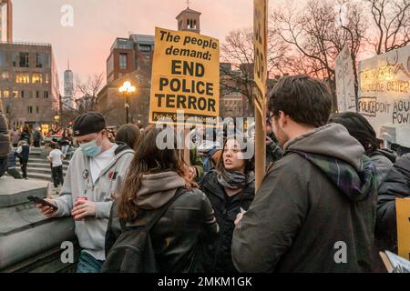 New York, États-Unis. 28th janvier 2023. Un manifestant tient un écriteau qui dit « mettre fin à la terreur policière » alors que les manifestants se rassemblent à Washington Square Park pour une deuxième journée dans une rangée de protestations au nom de Tyr Nichols à New York. Crédit : SOPA Images Limited/Alamy Live News Banque D'Images