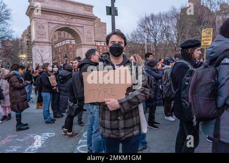 New York, États-Unis. 28th janvier 2023. Un manifestant détient un écriteau qui indique « Justice for tire » alors que les manifestants se rassemblent à Washington Square Park pour une deuxième journée dans une rangée de protestations au nom de Tyr Nichols à New York. Crédit : SOPA Images Limited/Alamy Live News Banque D'Images