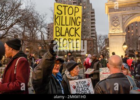 New York, États-Unis. 28th janvier 2023. Un manifestant tient un écriteau qui dit « tuer des Noirs » alors que les manifestants se rassemblent à Washington Square Park pour une deuxième journée dans une rangée de protestations au nom de Tyr Nichols à New York. Crédit : SOPA Images Limited/Alamy Live News Banque D'Images