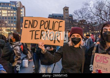 New York, États-Unis. 28th janvier 2023. Un manifestant tient un écriteau qui dit « mettre fin à la terreur policière » alors que les manifestants se rassemblent à Washington Square Park pour une deuxième journée dans une rangée de protestations au nom de Tyr Nichols à New York. Crédit : SOPA Images Limited/Alamy Live News Banque D'Images