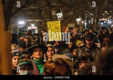 New York, États-Unis. 28th janvier 2023. Un manifestant tient un écriteau qui dit « tuer des Noirs » alors que les manifestants se rassemblent à Washington Square Park pour une deuxième journée dans une rangée de protestations au nom de Tyr Nichols à New York. Crédit : SOPA Images Limited/Alamy Live News Banque D'Images