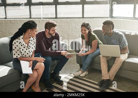 Commençons ce projet. une équipe de collègues ayant une réunion sur un canapé dans un bureau moderne. Banque D'Images