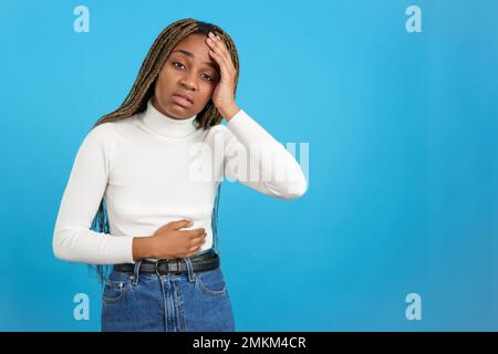 Femme africaine malade et fatiguée qui fait des gestes d'inconfort corporel Banque D'Images