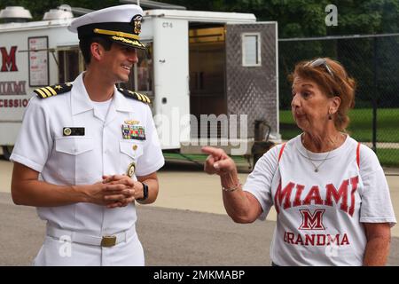 220909-N-FP878-0005 OXFORD, OHIO (SEP. 10, 2022) - Cmdr. Erik Moss, directeur général de Navy Talent Acusition Group Ohio River Valley (NTAG ORV), parle avec un patron du match Miami contre Rober Morris au Yager Stadium. NTAG ORV couvre l'Ohio, la Virginie occidentale du Kentucky et certaines parties d'Indianna pour le recrutement et la liaison de la Marine pour les zones de concentration de la flotte d'Aon. Banque D'Images