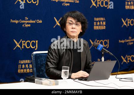 Tokyo, Japon. 27th janvier 2023. HIROSHI ISHIGURO, professeur à l'université d'Osaka et PDG d'Avita, parle au Foreign Corintimés Club of Japan (FCCJ) sur le développement de réplicateurs d'avatar robotisés et le développement de l'intelligence artificielle (IA). Du communiqué de presse de la FCCJ : ''Hiroshi Ishiguro a acquis une notoriété internationale pour son développement de robots de type humain, ou androïdes, conçus pour ressembler étroitement à des gens vivants. Il a modelé son Android Geminod sur lui-même. Son objectif a été d'étudier comment les humains vont interagir socialement avec les robots du futur et d'explorer la philosophie fondamentale Banque D'Images