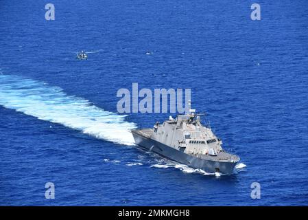 220910-N-N3764-2002 Mer des Caraïbes - (le 10 septembre 2022) — le navire de combat littoral variante Freedom USS Wichita (LCS 13) et un hélicoptère MH-60s Sea Hawk affecté à l'Escadron de combat en mer (HSC) 28, détachement 6, participent à un exercice photo en mer des Caraïbes, le 10 septembre 2022. Wichita est déployée dans la zone d’opérations de la flotte américaine 4th pour appuyer la mission de la Force opérationnelle interagences conjointe Sud, qui comprend des missions de lutte contre le trafic illicite de drogues dans les Caraïbes et le Pacifique oriental. Banque D'Images