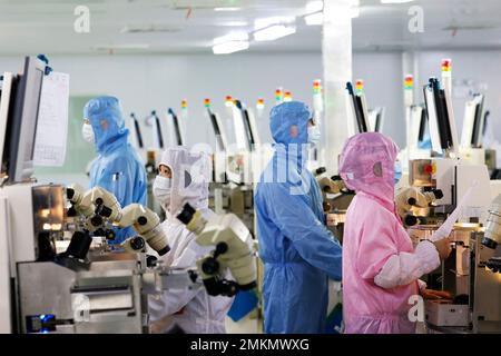 SUQIAN, CHINE - 29 JANVIER 2023 - les travailleurs font des puces électroniques lors d'un atelier à Suqian, dans la province de Jiangsu, en Chine orientale, le 29 janvier 2023. Banque D'Images