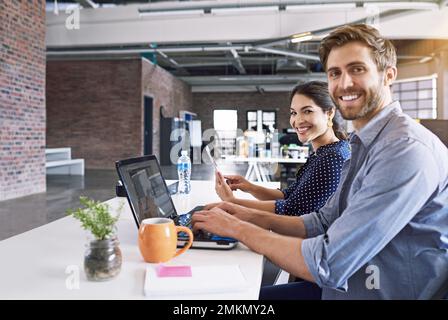 Faites le travail. un homme d'affaires créatif travaillant au bureau. Banque D'Images