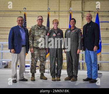 Sur la photo, de gauche à droite, le représentant des États-Unis Don Bacon, ancien commandant de la 55th e Escadre d'Offutt; le général de division Daryl Bohac, adjudant général du Nebraska; le colonel Kristen Thompson, commandant de la 55th e Escadre; le colonel Wendy Squarcia, 170th commandant de groupe; et Nebraska Gov. Pete Ricketts. Tous ont pris la parole lors d'un événement célébrant l'année 20th du Groupe 170th à la base aérienne d'Offutt, le 10 septembre 2022. Banque D'Images