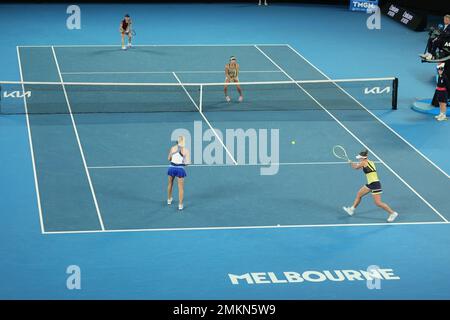 Melbourne, Australie. 29th janvier 2023. Barbora Krejcikova et Katerina Siniakova, de la République tchèque, en action contre Shuko Aoyama et Ena Shibahara, du Japon, lors du match final des doubles féminin, le 14 e jour de l'Open de tennis australien 2023 à Rod laver Arena, Melbourne, Australie, le 29 janvier 2023. Photo de Peter Dovgan. Utilisation éditoriale uniquement, licence requise pour une utilisation commerciale. Aucune utilisation dans les Paris, les jeux ou les publications d'un seul club/ligue/joueur. Crédit : UK Sports pics Ltd/Alay Live News Banque D'Images