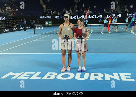 Melbourne, Australie. 29th janvier 2023. Les coureurs en tête Shuko Aoyama et Ena Shibahara du Japon posent avec leurs trophées dans le match final des doubles pour femmes, le 14 jour à l'Open de tennis australien 2023 à Rod laver Arena, Melbourne, Australie, le 29 janvier 2023. Photo de Peter Dovgan. Utilisation éditoriale uniquement, licence requise pour une utilisation commerciale. Aucune utilisation dans les Paris, les jeux ou les publications d'un seul club/ligue/joueur. Crédit : UK Sports pics Ltd/Alay Live News Banque D'Images