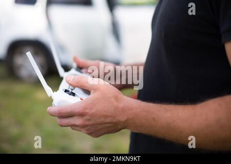 Commande Quadrocopter à partir d'un joystick avec antennes extérieures. Enregistrement de vidéos en vol à partir d'un flic, technologie sur l'écran du smartphone. Banque D'Images