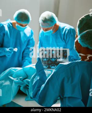 Axé sur la procédure chirurgicale. groupe de chirurgiens opérant sur un patient dans un hôpital. Banque D'Images