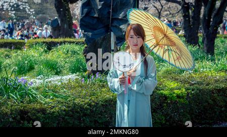 Tokyo, Japon - fille japonaise posant dans une robe traditionnelle avec parapluie Banque D'Images