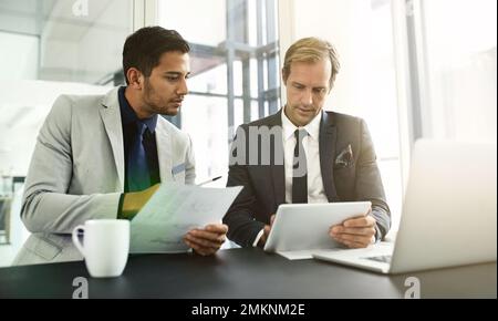 Le brainstorming est facile si vous avez le bon outil. deux hommes d'affaires ayant une discussion dans un bureau. Banque D'Images