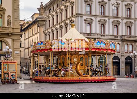 Florence, Italie - 04 juin 2022 : carrousel antique orné avec des chevaux en bois sur la Piazza della Republica pendant la journée Banque D'Images