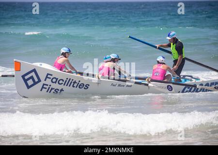 Samedi 28th janvier 2023. Sydney Northern Beaches Surfboat Carnival à North Narrabea Beach, club de surf local, équipes masculines et féminines et leur salon Banque D'Images