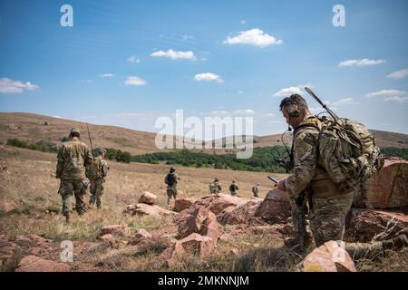 Technicien de l'US Air Force Le sergent Scott Palelei, instructeur en chef des équipes de maintien de mission (MST) en formation avec le 137th combat Training Flight (CTF) de la Garde nationale aérienne de l'Oklahoma, navigue pendant l'entraînement sur le terrain à Fort Sill, Okla., le 10 septembre 2022. Les instructeurs de la 137e CTF ont enseigné aux aviateurs de la MST les techniques nécessaires pour opérer dans des environnements austères, y compris les compétences de combat de base, la navigation terrestre, la défense de base et les opérations de convoi. SOW 137 137, MC-12, Oklahoma, Oklahoma City, opérations spéciales, Banque D'Images