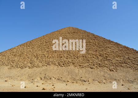 La pyramide rouge nord du Dahshur du roi Sneferu, nommée pour la teinte rouillée de ses pierres calcaires rouges, également appelée pyramide des chauves-souris, qu'elle contient Banque D'Images