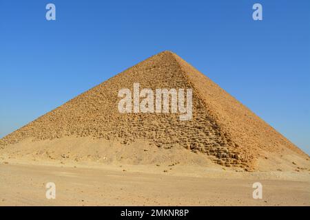 La pyramide rouge nord du Dahshur du roi Sneferu, nommée pour la teinte rouillée de ses pierres calcaires rouges, également appelée pyramide des chauves-souris, qu'elle contient Banque D'Images