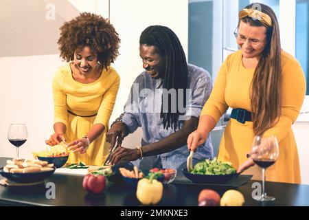 Un groupe d'amis adultes, âgés de 40s ans, y compris une femme brésilienne, une femme italienne curvy et un homme africain avec des dreadlocks, sont Banque D'Images